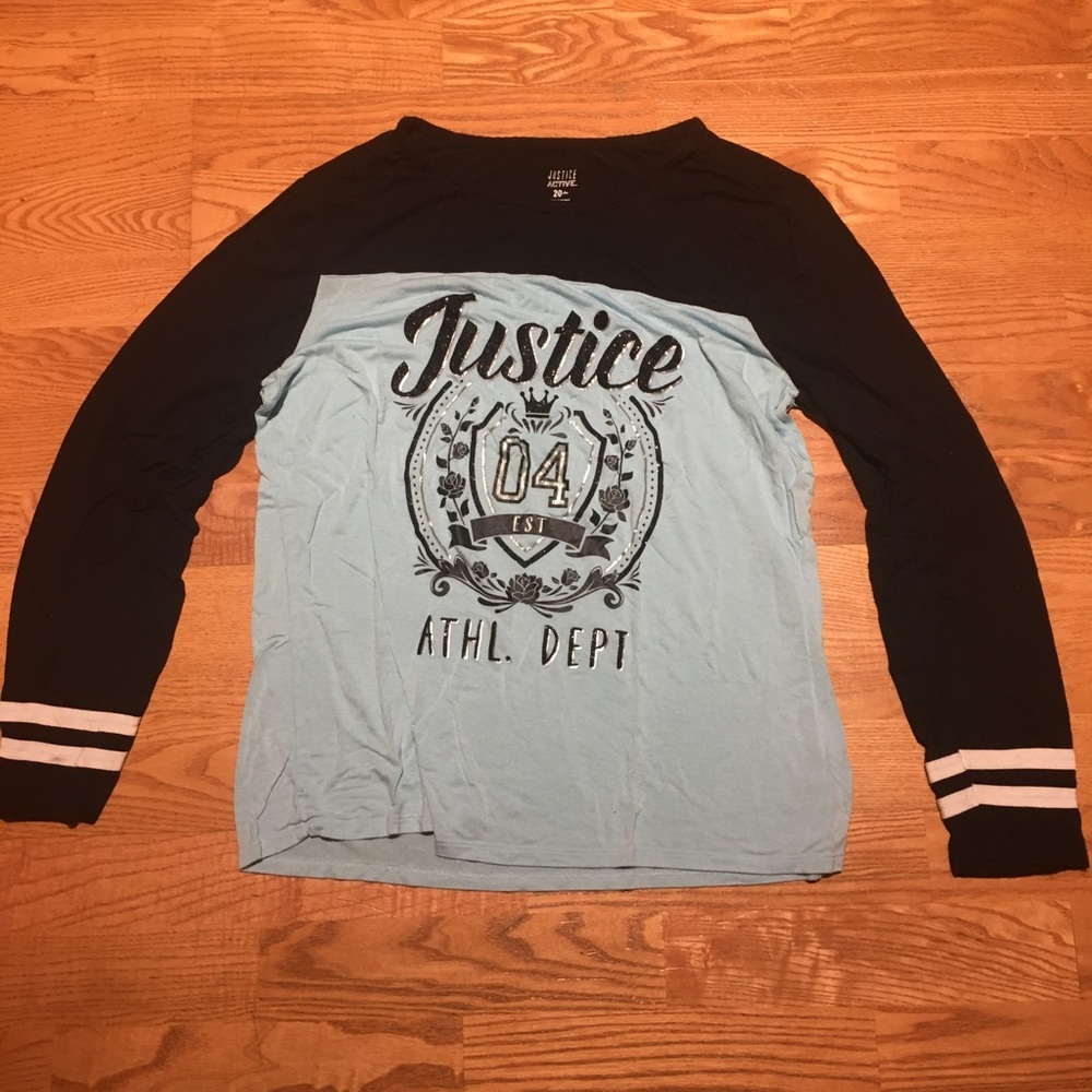 Long sleeve tee.